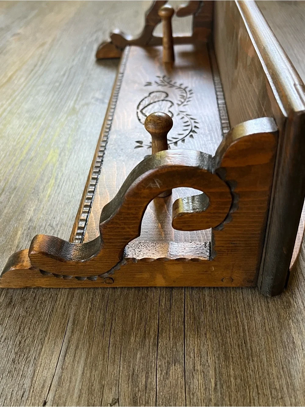 Wooden Shelf With Hearts And Hanging Pegs, Display, Scroll